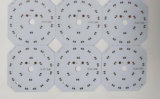 Καλή τιμή 1 Layer LED PCB Board With Aluminium Base Board 1OZ And White Soldermask σε απευθείας σύνδεση